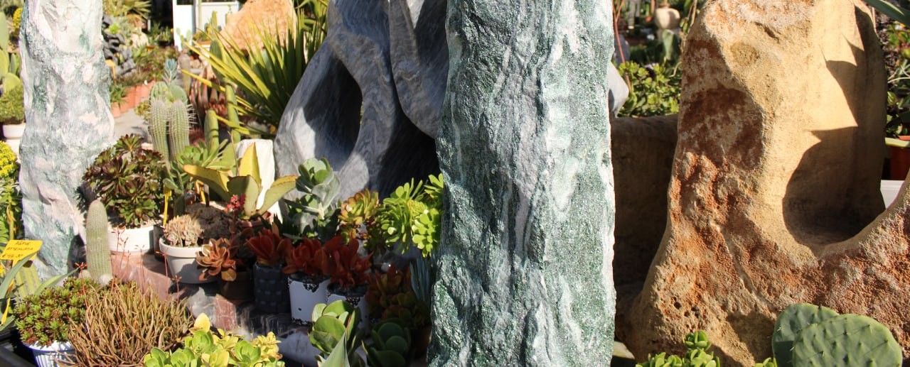 Piante grasse e sculture in pietra nel vivaio DecorCasaGarden